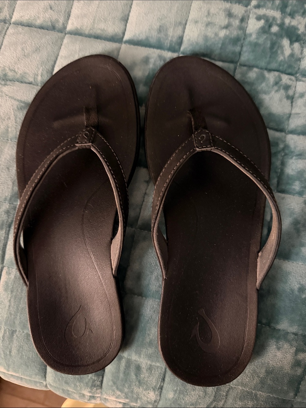 OluKai Black Women’s Flip Flop Sandals - LIKE NEW - Picture 2 of 7